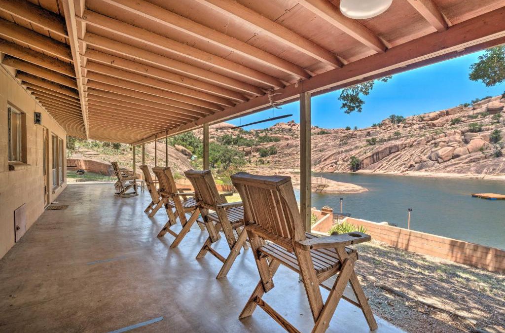 Llano House | Rustic and Western House on Lake - Swim and Fish!