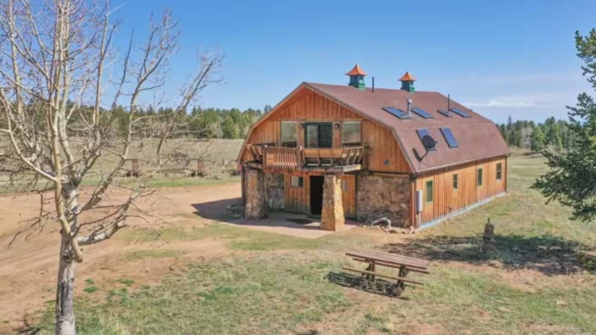 Victor House | Rustic Barn on 51 Acres