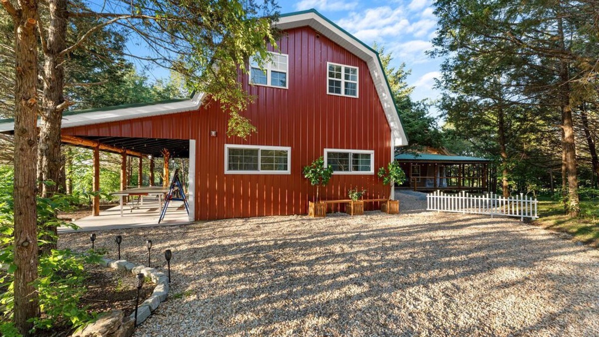 Branson House | Rustic Barn | Sleeps 12 | Outdoor Games | Fire Pit | Breathtaking Views - Cozy Nightlife