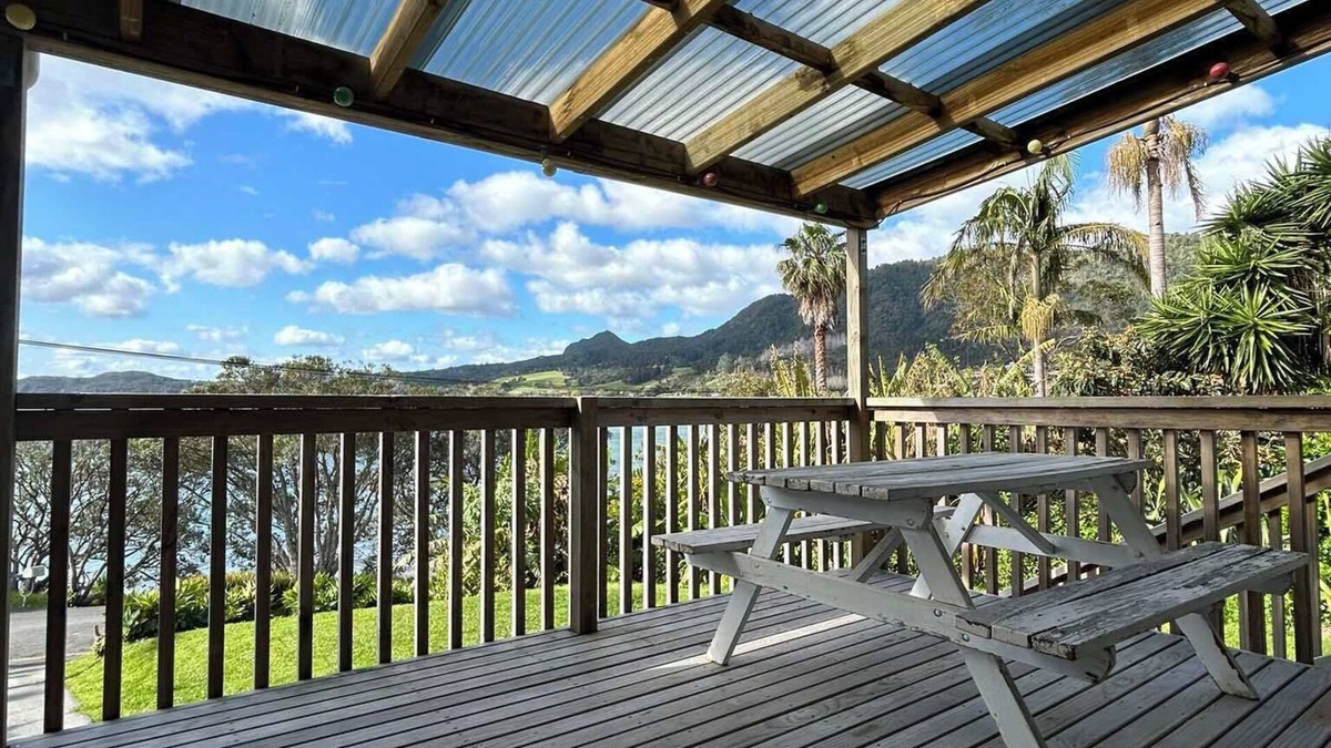 Whangarei Heads House | Rustic Beach House Getaway