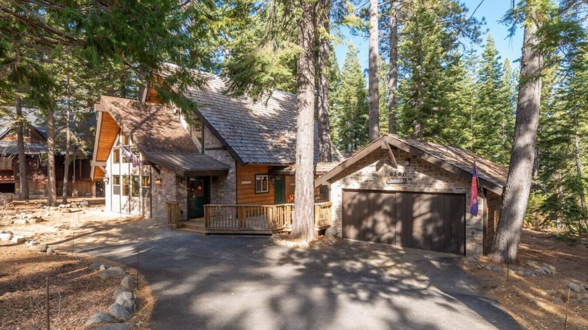 Chamberlands House | Rustic Beauty in Chamberlands Full Beach & Pool