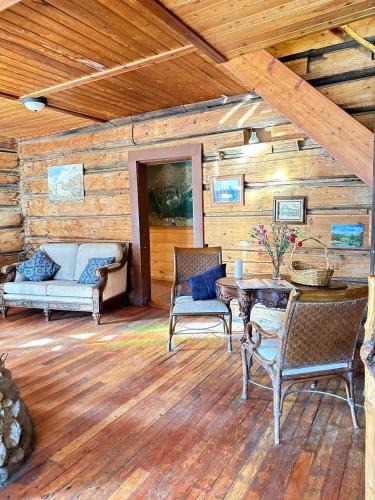 Golden Hotel | Rustic Beaverfoot Lodge Room N4
