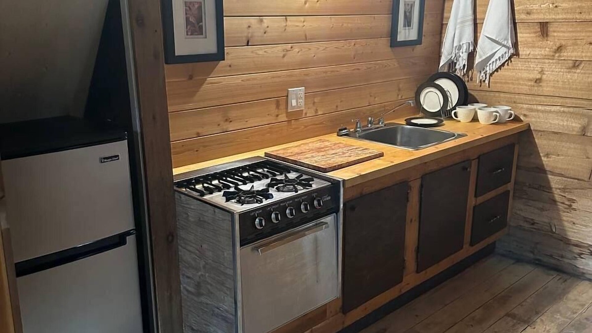 Golden Cabin | Rustic Beaverfoot Lodge Woodland Cabin