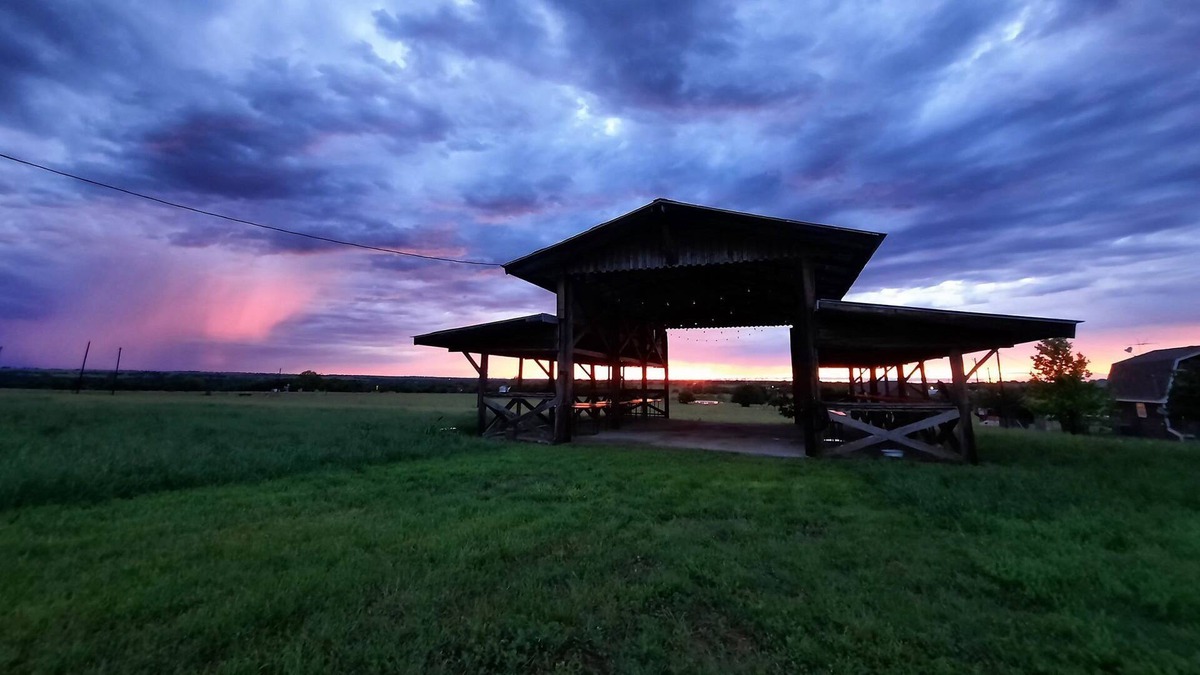Cleburne House | Rustic Bunkhouse on 6 acres - 30 minutes from Fort Worth!