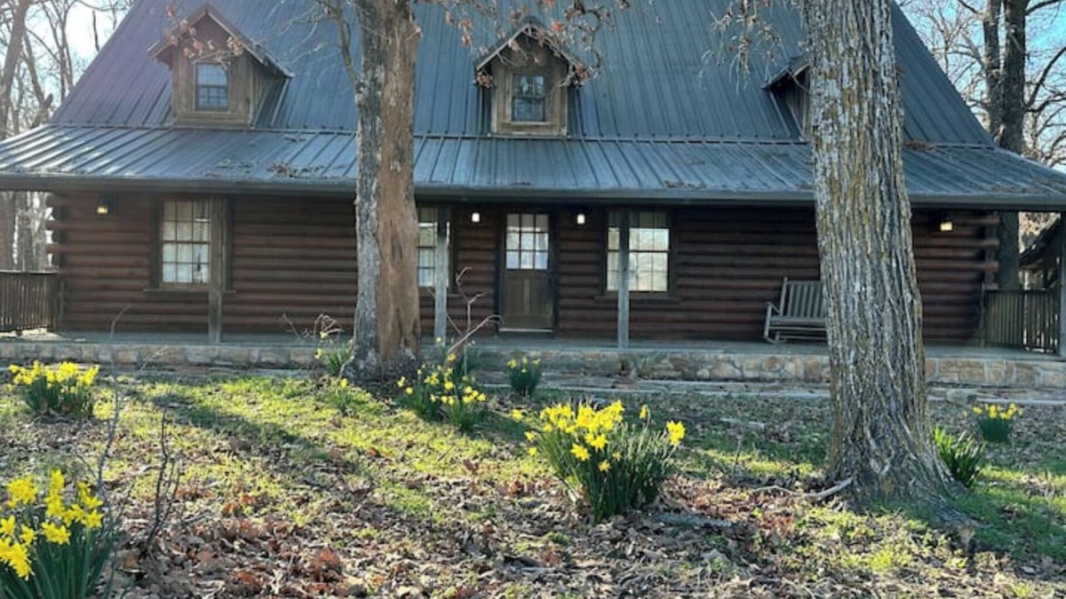 Canton Other | Rustic but elegant 4-bedroom farmhouse in Canton with WiFi and AC