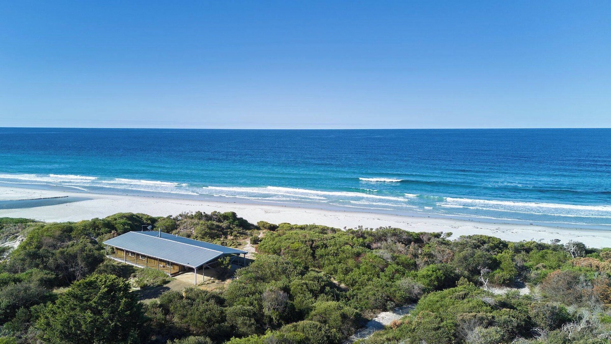Douglas River House | Rustic by the sea - Freycinet Holiday Houses