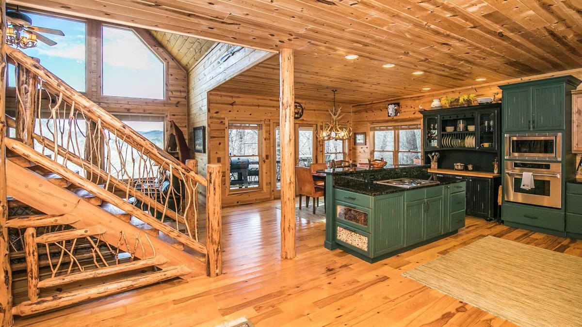 Wiley Cabin | Rustic Cabin 0.4 miles from Lake Burton - 3 bedroom/3.5 bath - Beautiful views