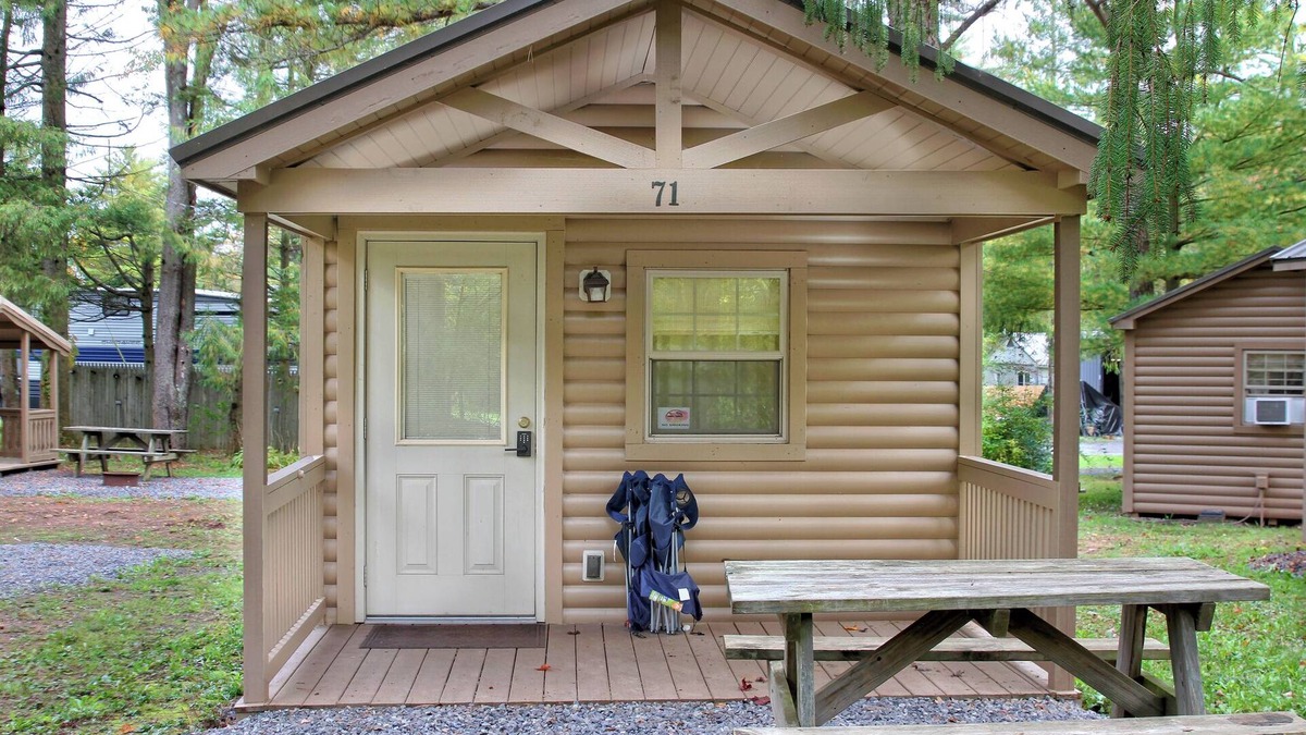 Centre Hall Cabin | Rustic Cabin 72 w/4 Beds