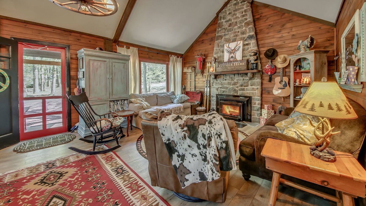 Lake Harmony Cabin | Rustic cabin at the rock.