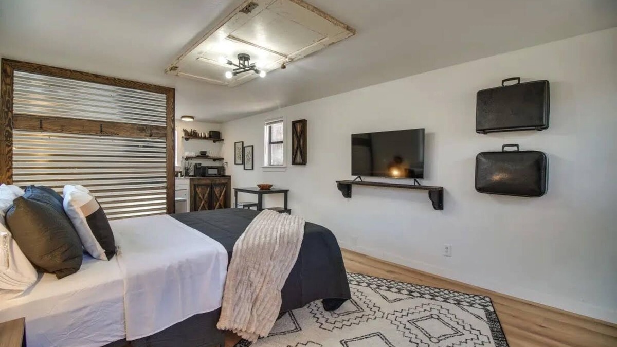Gentry Cabin | Rustic Cabin! Close to Downtown Siloam Springs