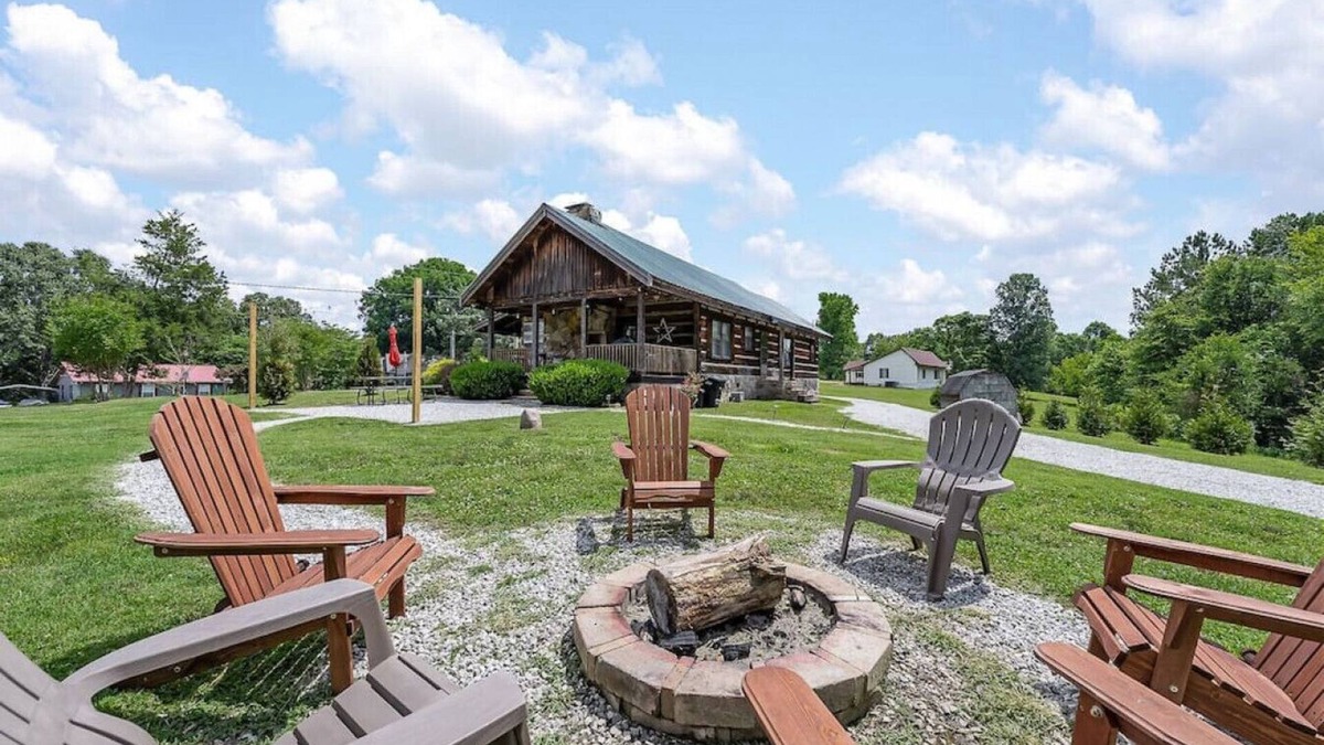 Winchester Cabin | Rustic Cabin, Dock, Hot Tub, Firepit, Kayaks