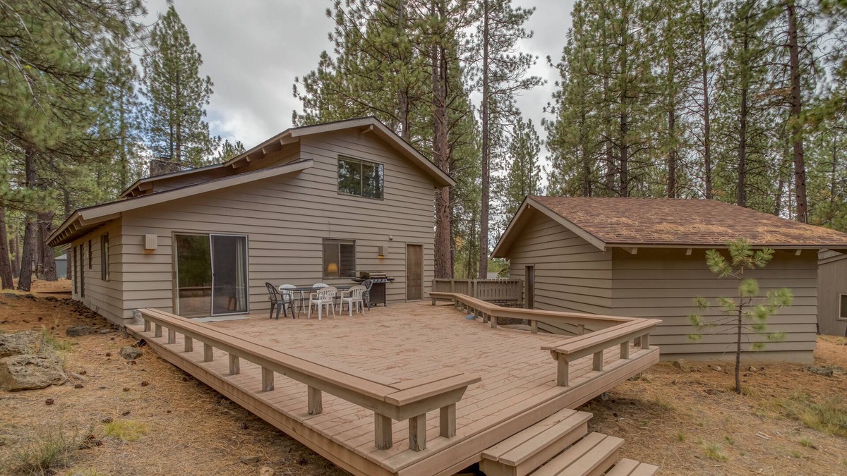 Overlook Park House | Rustic Cabin in Sunriver with Modern Amenities and SHARC Passes!