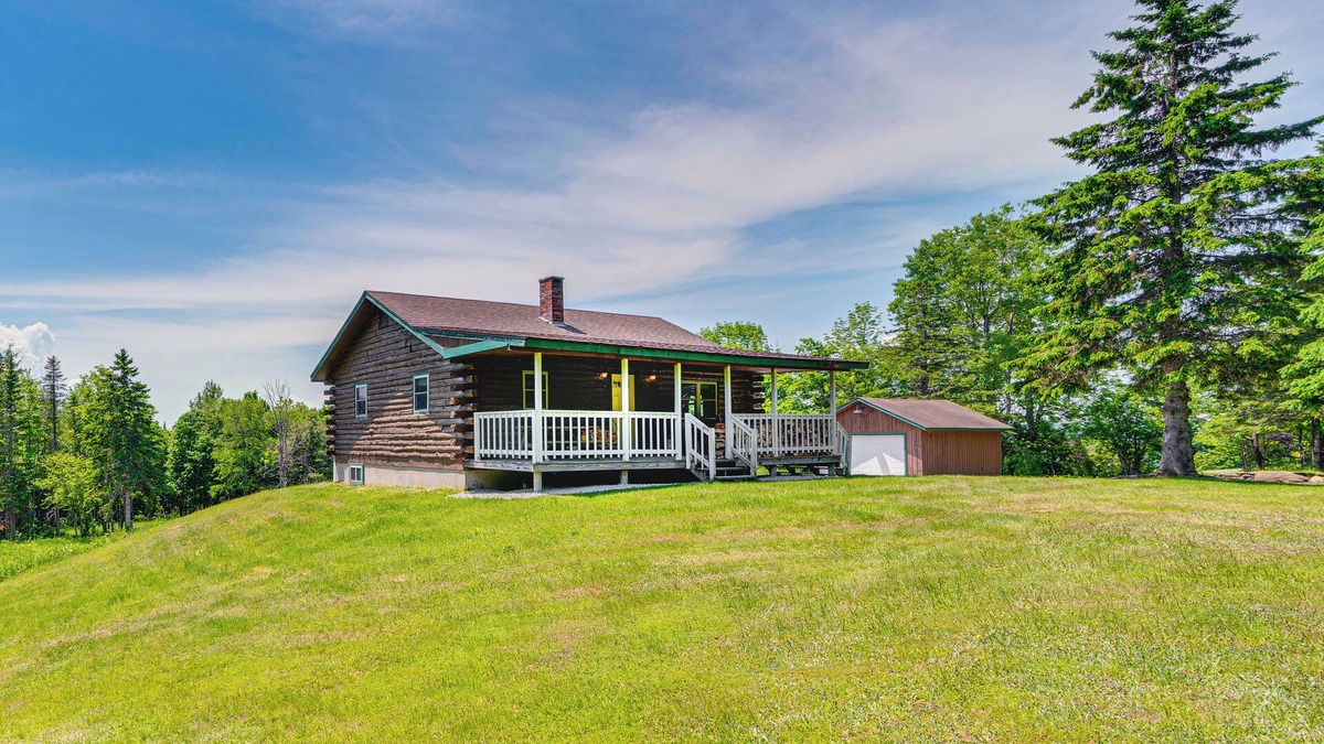 Walden Cabin | Rustic Cabin in West Danville w/Deck & Fire Pit!