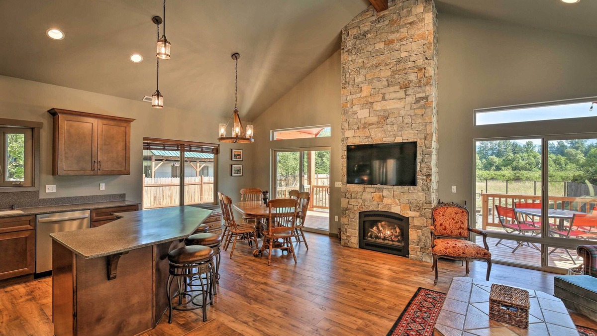 Packwood Cabin | Rustic Cabin Near Mt Rainier: Fire Pit & BBQ!