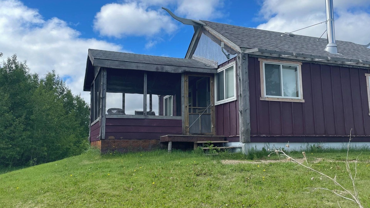 Manitoba Cottage | Rustic cabin near RMNP with screened-in deck, meadow view, and wood stove