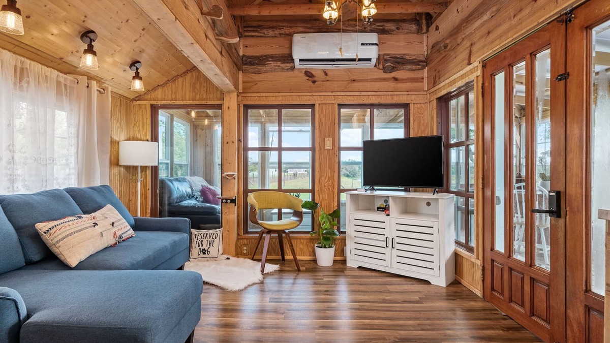 Aransas Pass Cabin | Rustic cabin oasis on 2.5 acres with a fishing pond