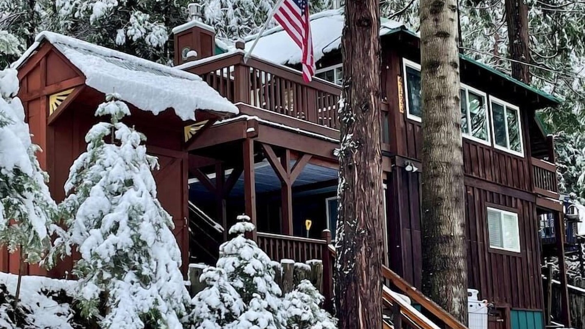 Sugar Pine Cabin | Rustic Cabin Retreat | 7 Miles to Yosemite | King Beds
