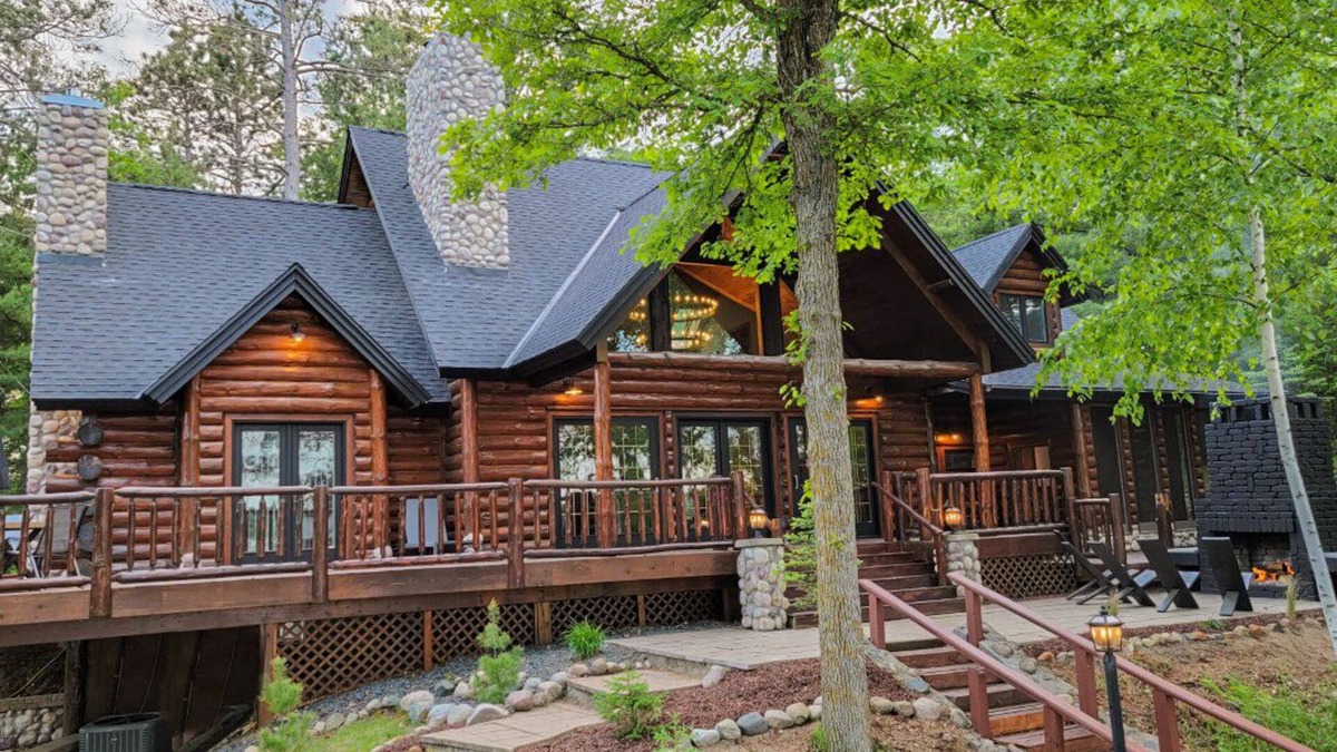 Hackensack House | Rustic Cabin Retreat on Webb Lake