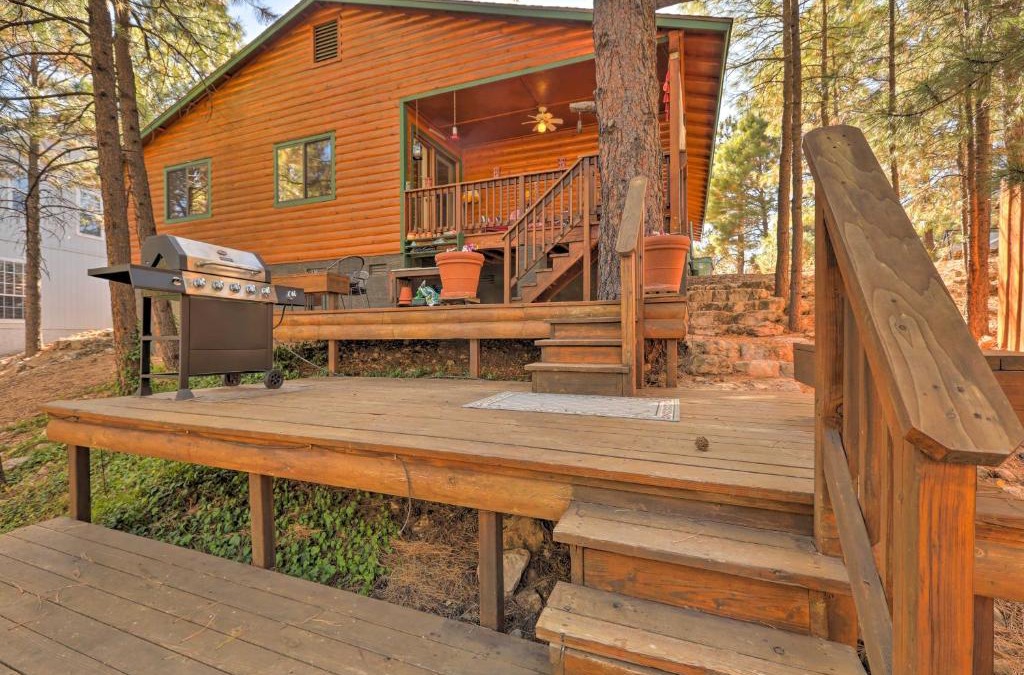 Ponderosa Trails House | Rustic Cabin with Deck about 4 Mi to Old Town Flagstaff!
