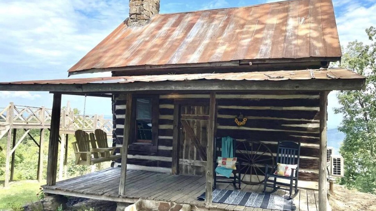 Fackler Cabin | Rustic cabin with modern amenities overlooking Lake Guntersville.