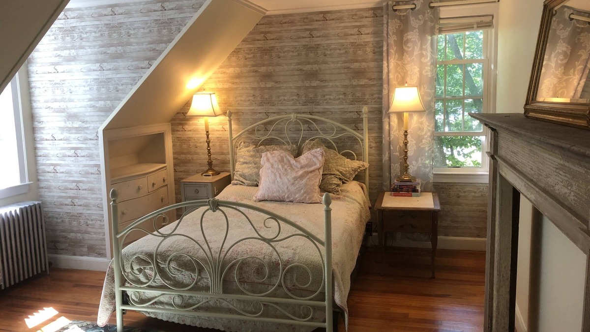 Unionville House | Rustic Cape by the Lake- 3 bedrooms