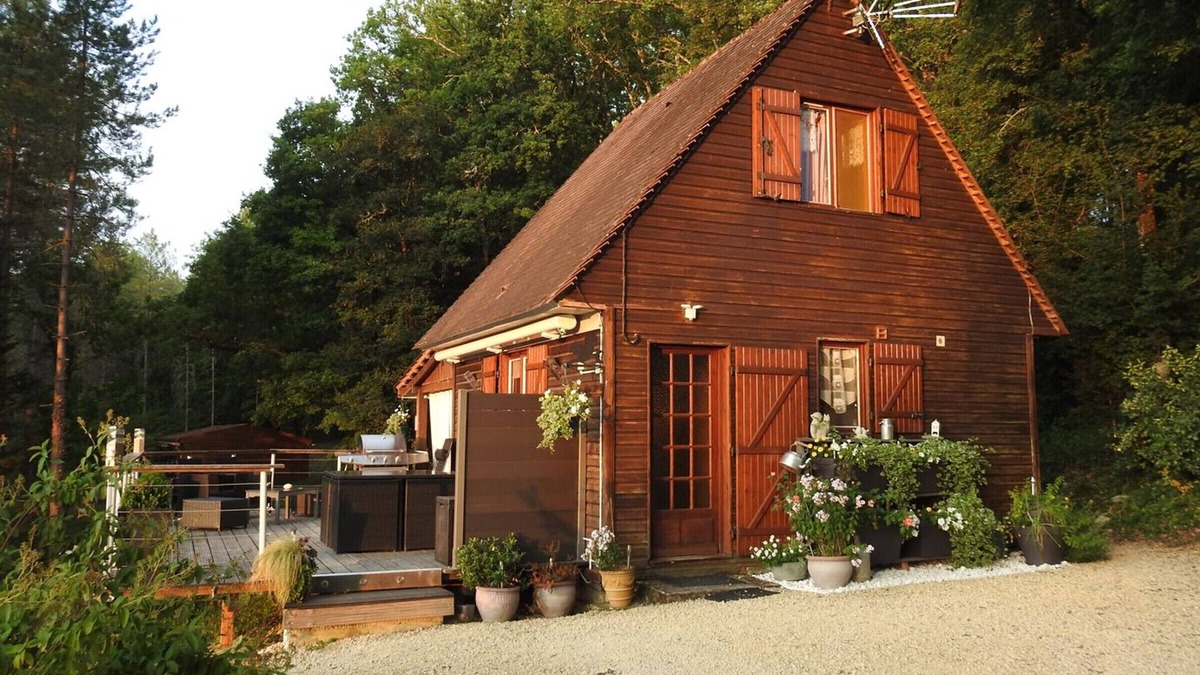 Saint-Pompont Cottage | Rustic chalet in Perigord Noir with terrace and included amenities