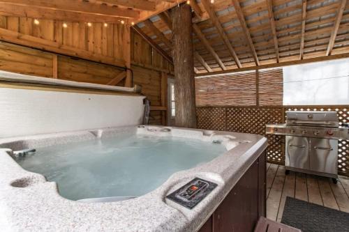 Baie-St-Paul Ski Chalet | Rustic chalet with VIEW and SPA