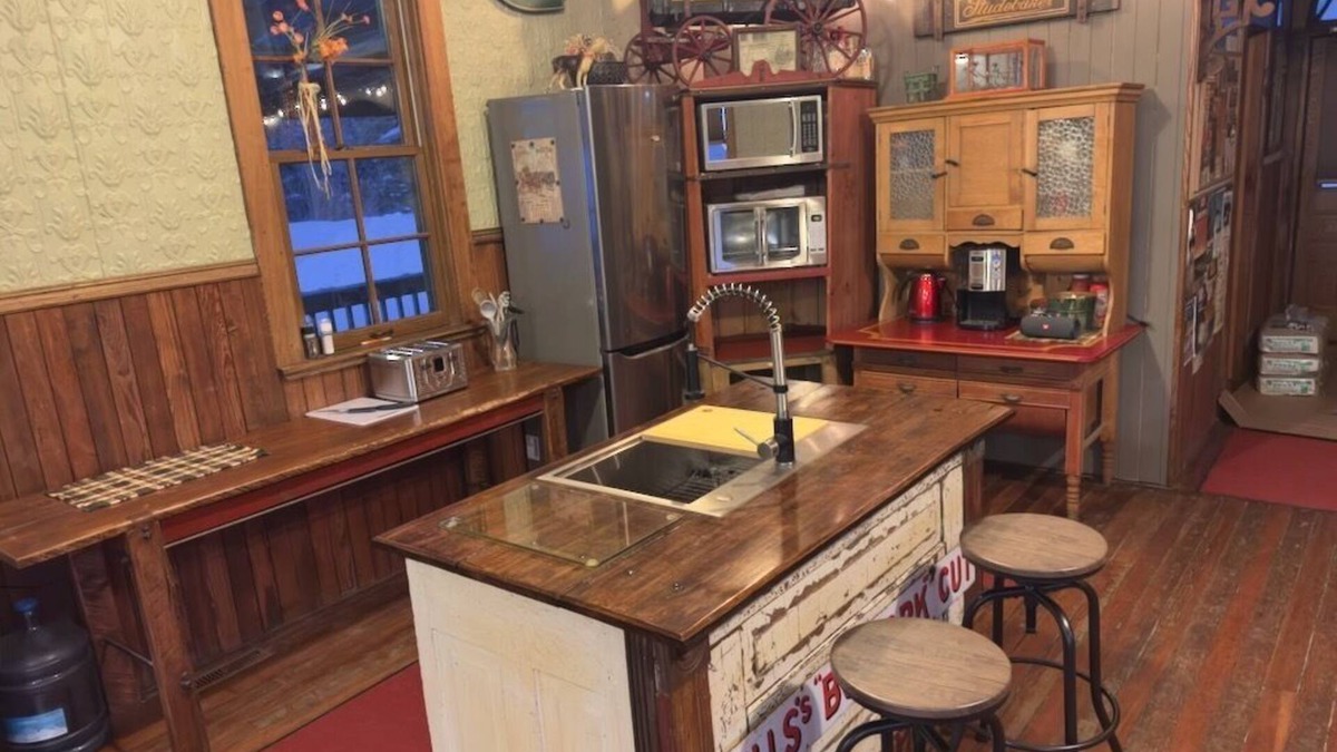 Maple Creek Cabin | Rustic Charm and acres of elbow room: Ghostown Blues Lodge Near Cypress Hills!
