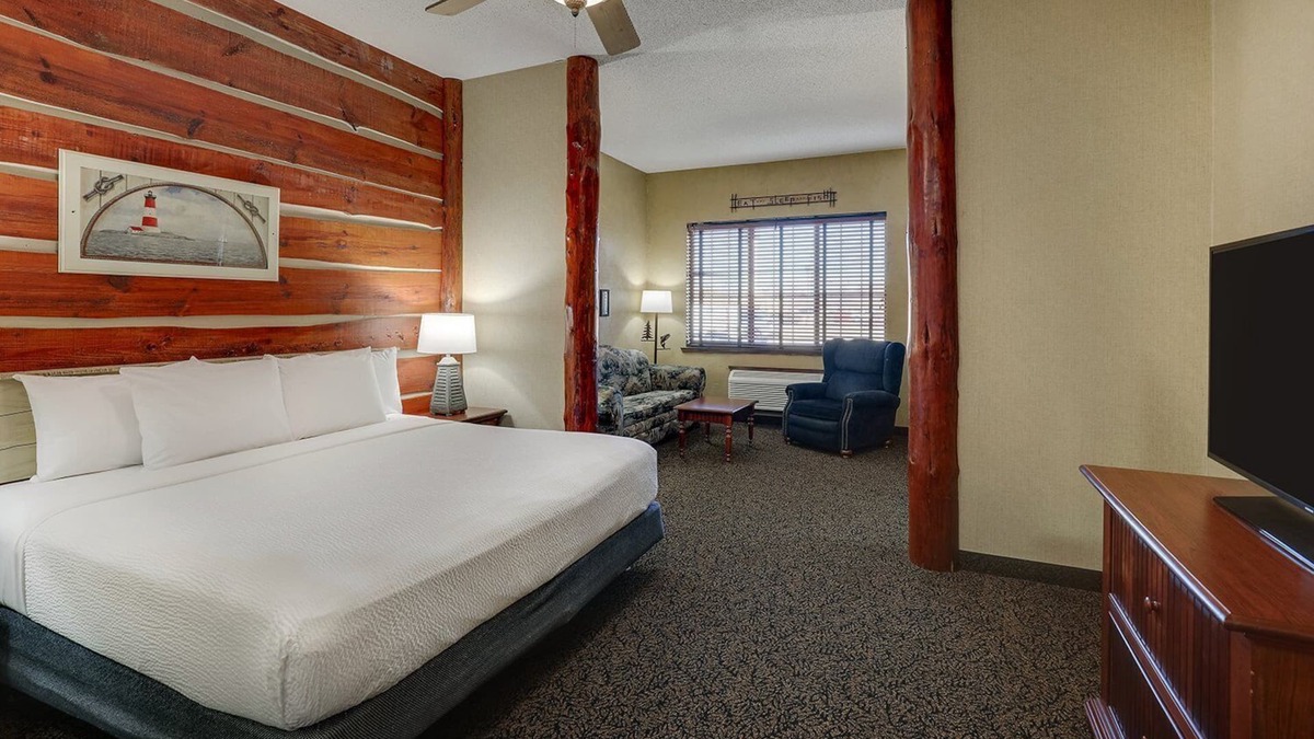 Moline Hotel | Rustic Charm by the Mississippi River! Inviting Riverbank Lodging