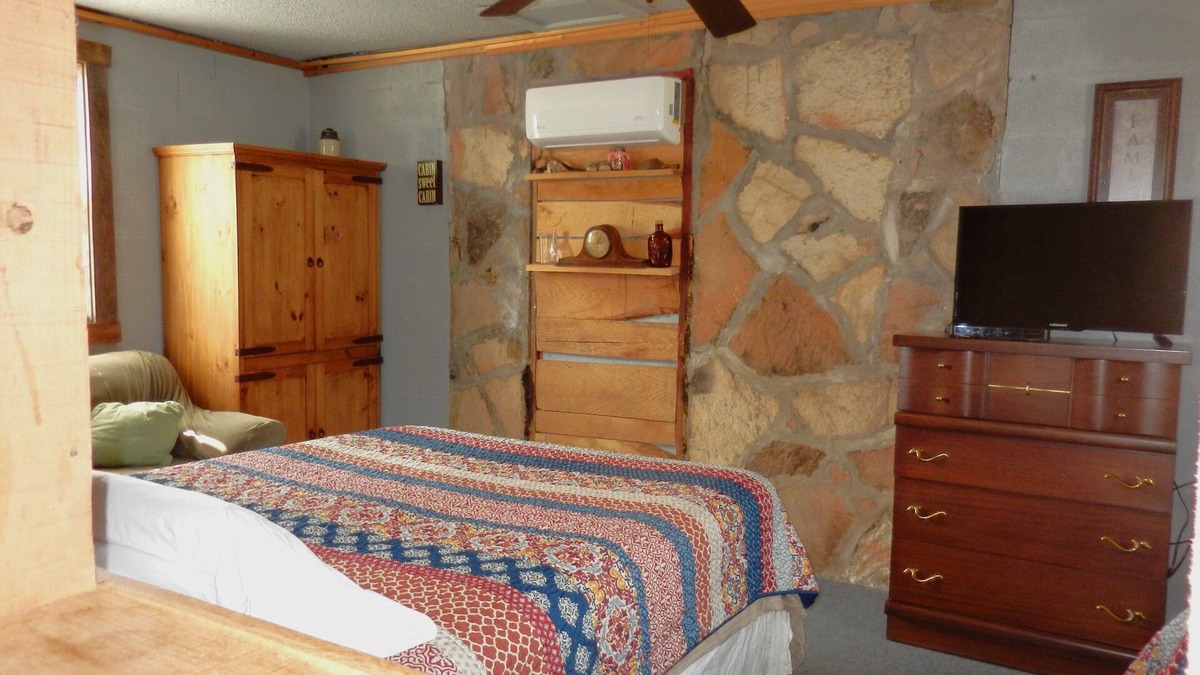 Gamaliel Cabin | Rustic Charm Cabin for Families, Couples, or Fishing, Hunting ON Norfork Lake!