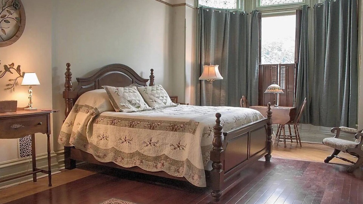 Ranshaw Bed & Breakfast | Rustic Charm/King Bed + Roku/Private Bath