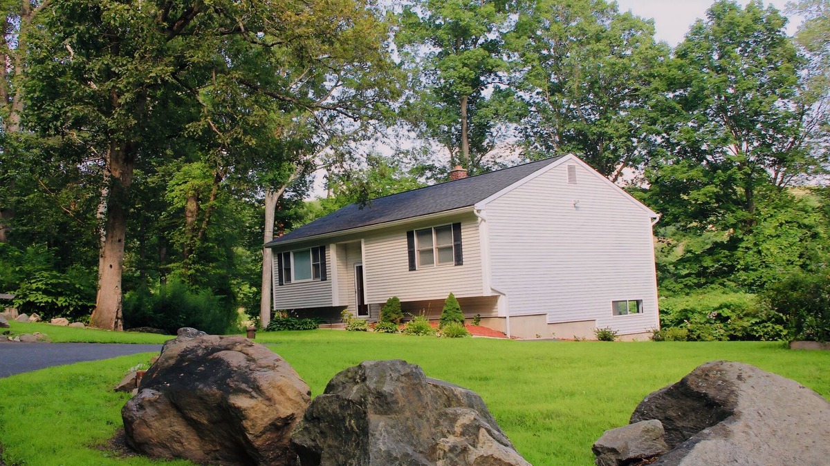 Waterbury Cabin | Rustic Charm Meets Modern Comfort 3-Bedroom Raised-Ranch Cottage in Wooded Area