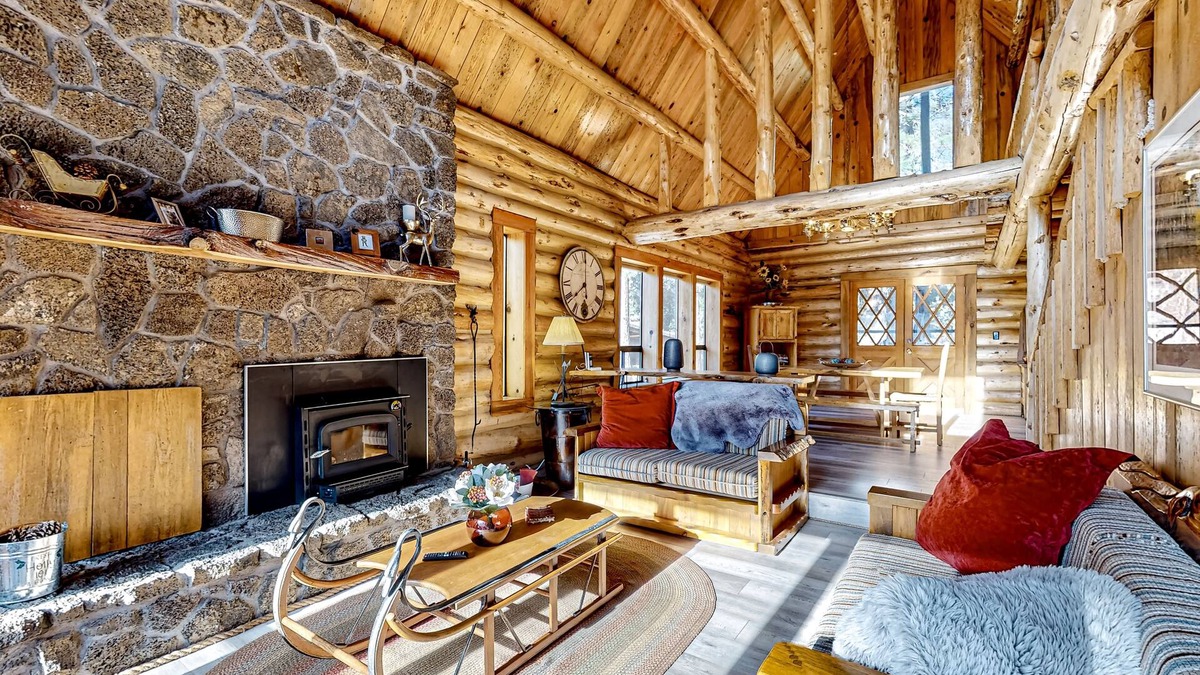 La Pine Cabin | Rustic Charm: Spacious log cabin, close to outdoor adventures, cozy vibes