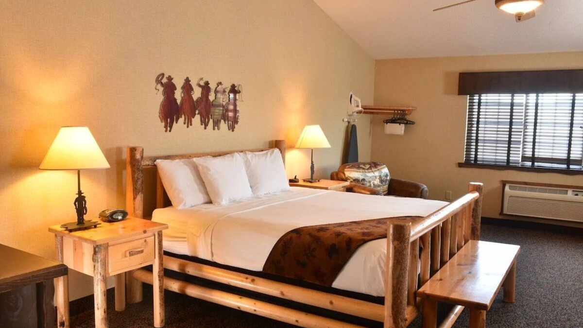 Onalaska Hotel | Rustic Charm: Spacious Rooms & Suites with Scenic Views in Onalaska