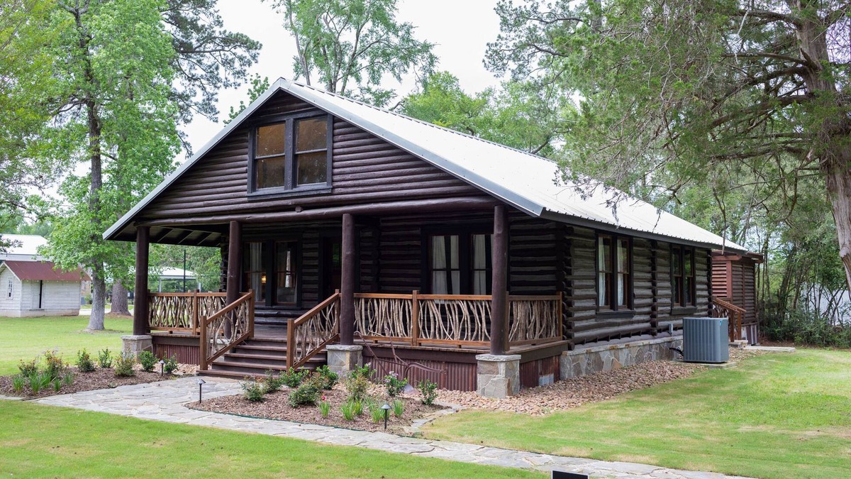 Livingston Cabin | Rustic Charm with Modern Amenities, Two Creeks Crossing Resort