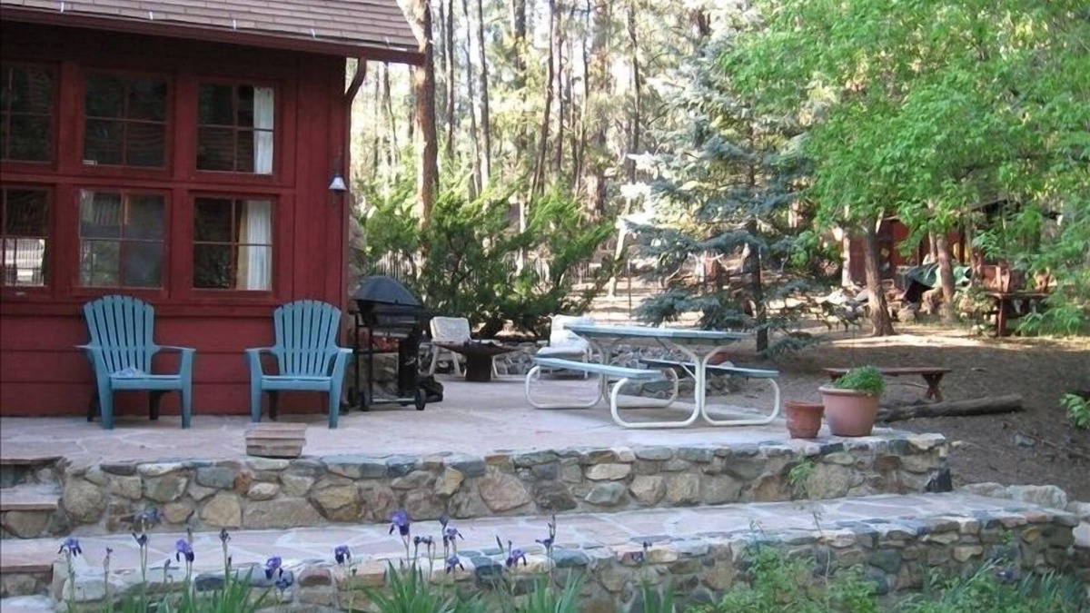 Groom Creek Cabin | RUSTIC & CHARMING CABIN ON GROOM CREEK. NO EXTRA CLEANING FEES !
