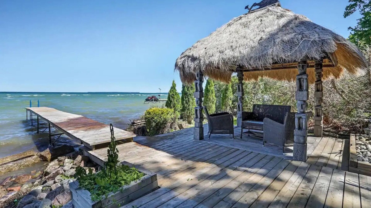 Pefferlaw Cottage | Rustic Chic 4BR Lakehouse | Hot Tub, Ice Fishing