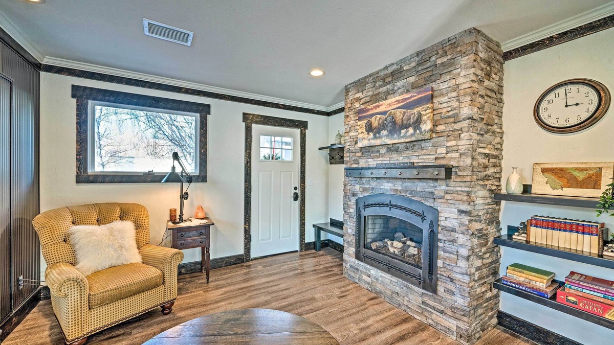 Manhattan Apartment | Rustic-Chic Apartment w/Gas Grill: 20 Mi to MSU!