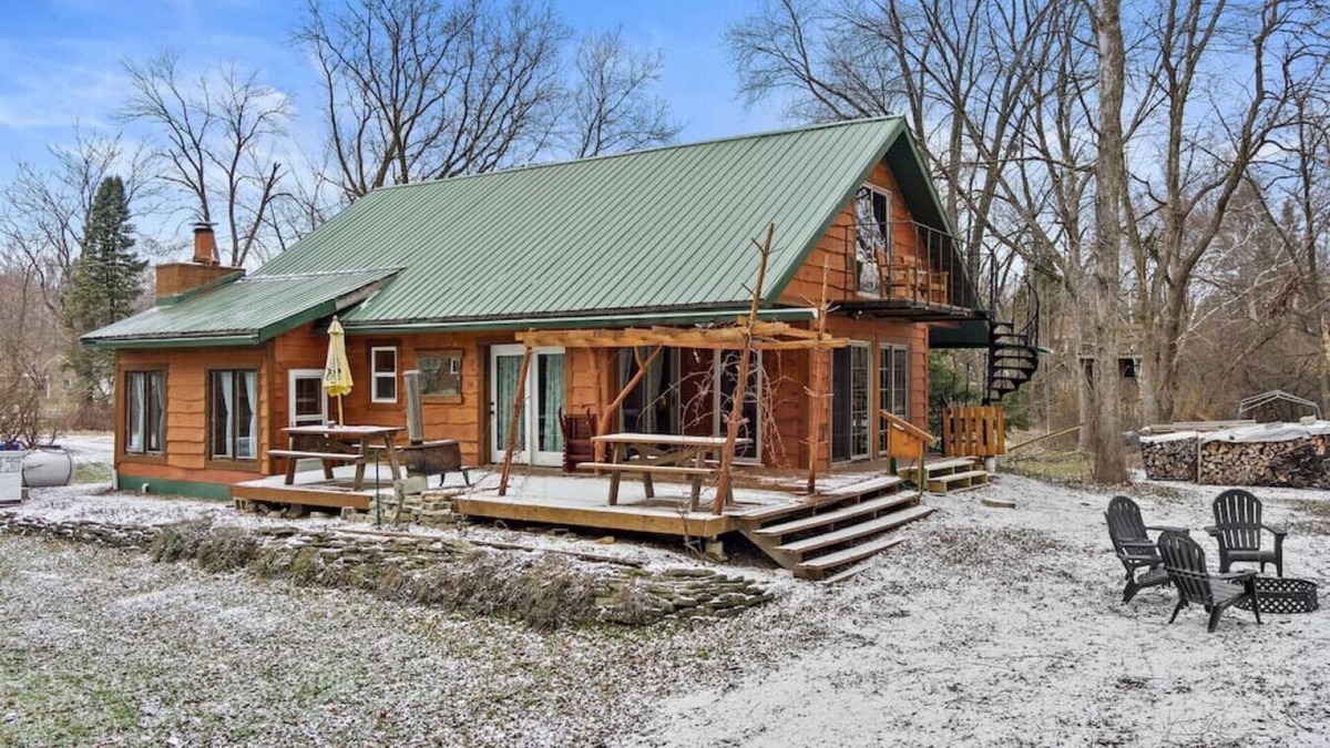 Milwaukee Cabin | Rustic City Oasis on the River