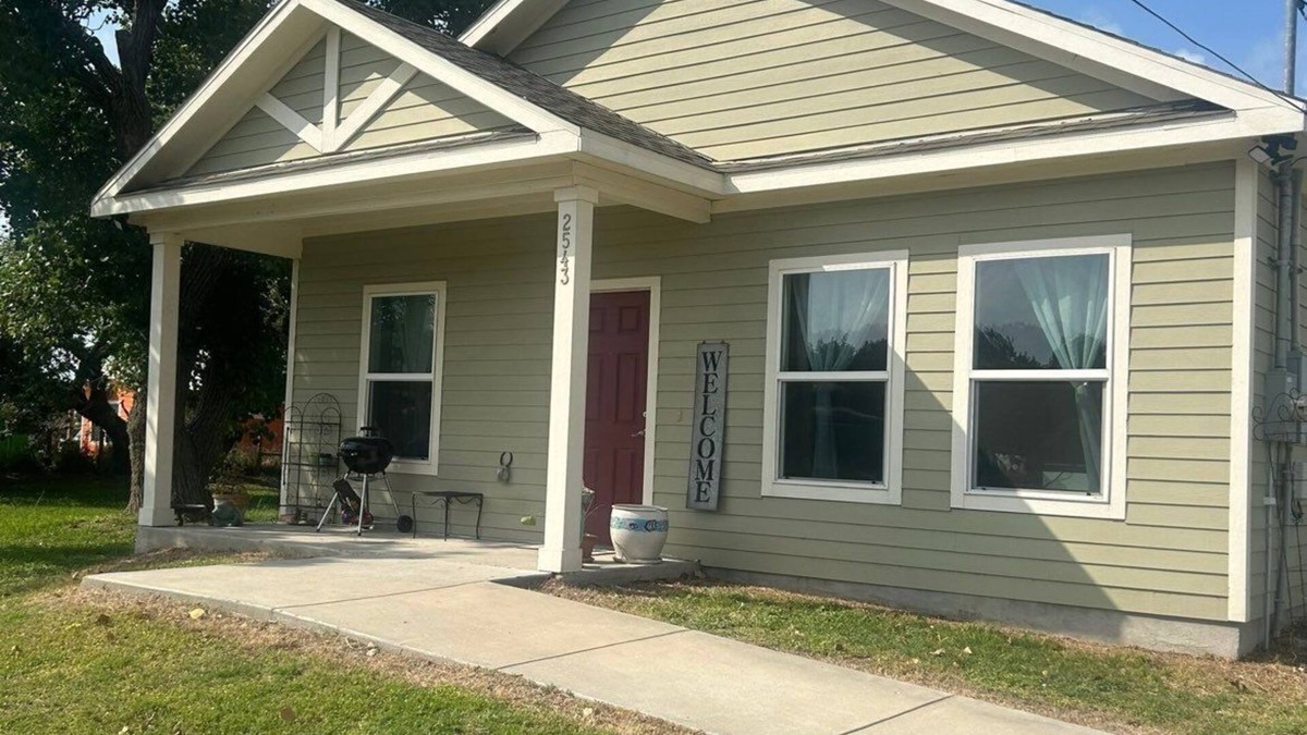 Aransas Pass House | Rustic Coastal 2BR on 6 Acres - 3 miles from Harbor and 12 minutes from Port A