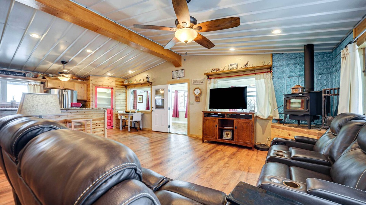 Gouldbusk House | Rustic Coleman Retreat on 300 Acres w/Hot Tub!