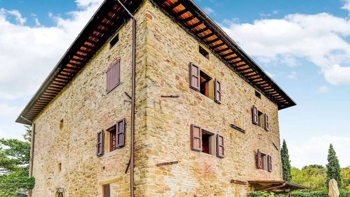 Monterchi House | Rustic Comfort with Modern Touch