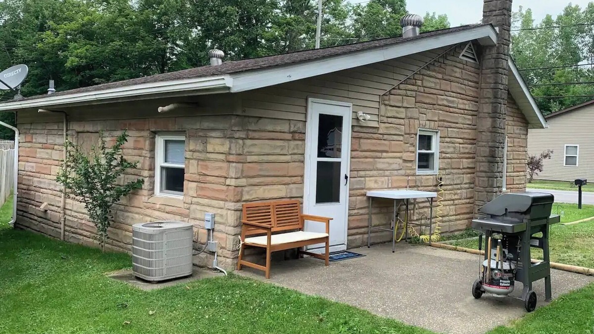 Girard House | Rustic cottage by the mighty Elk!