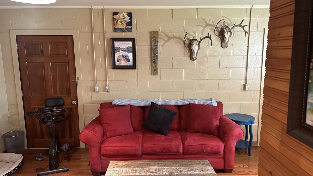Delhi Cottage | Rustic cottage getaway close to lake and golf course