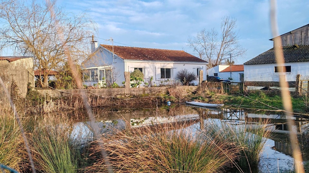 Sallertaine Cottage | Rustic cottage in Vendée Marshes, near beaches