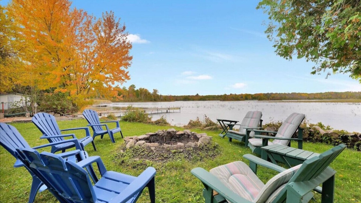 Kirkfield Cottage | Rustic Cottage w/Heating + Kitchen + Canal Lake