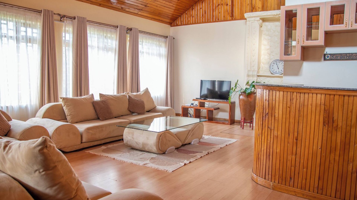 Nairobi Cottage | Rustic cottage with chimney & garden UN BLUEZONE