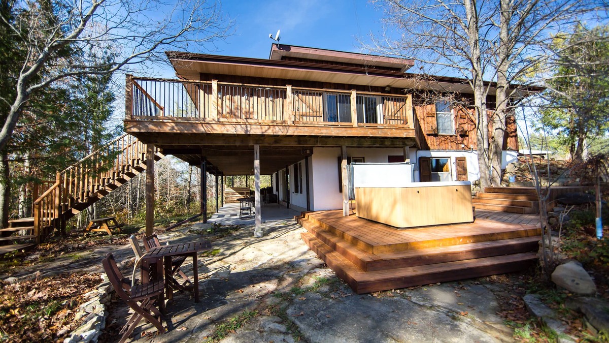 Mississippi Mills Cottage | Rustic countryside cottage with a rapidsview