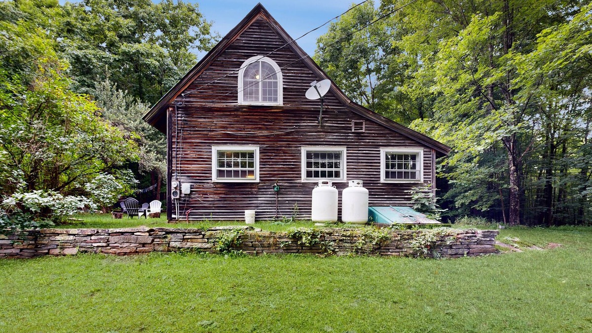 Grafton House | Rustic country home, wifi, firepit, w/d, kitchen, VAST trail, dog-friendly, TV's