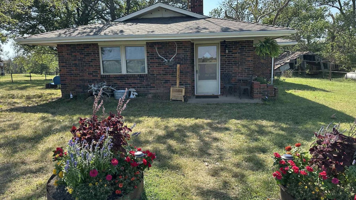Nowata County Other | Rustic Country Retreat - Charming country farmhouse in Wann, OK